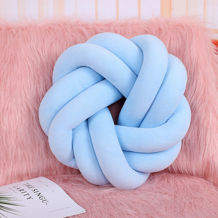 Knotted pillow
